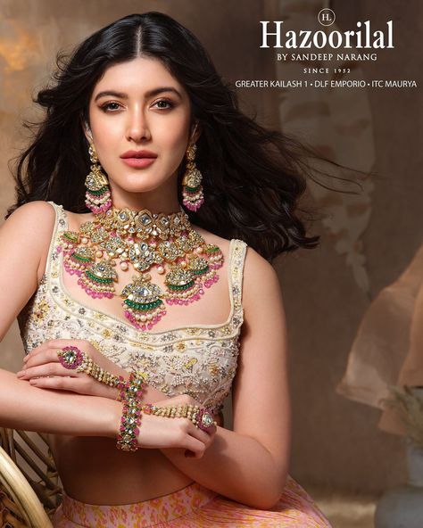 Hazoorilal Jewellers, Shanaya Kapoor, Bridal Jewellery Inspiration, Neck Pieces Jewelry, Indian Bridal Photos, Dark Jewelry, Indian Bridal Lehenga, Bridal Poses, Byron Bay Australia