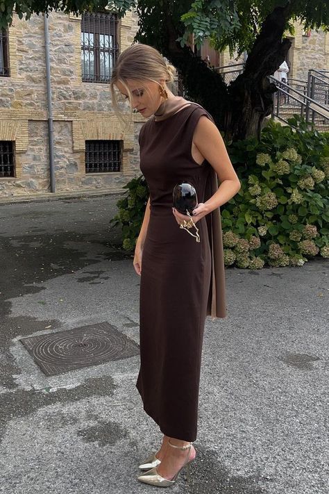 Wedding Guest Brown Dress, Elegant Party Outfit, Brown Dresses Outfit, Satin Dress Outfit, Brown Dresses Formal, Date Night Outfit Classy, Winter Wedding Guest Dress, Eve Dresses, Eve Outfit