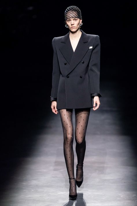 Saint Laurent Fall 2019 Ready-to-Wear Fashion Show - Vogue Fall2023 Trends, Global Dress, Couture Mode, Mini Robes, Paris Woman, Black Suit, Mode Inspo, Fashion Show Collection, Mode Inspiration