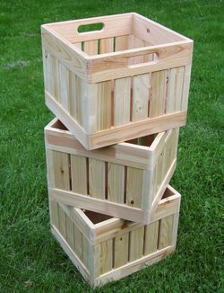 Make your own milk crates, then stencil, carve, or engrave. Milk Crates, Pallet Crafts, Diy Holz, Wooden Projects, Wood Creations, Wood Crates, Into The Woods, Wooden Crates, Wooden Pallets