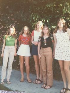 Indian Sandals, 1970s Aesthetic, 70s Summer, 70s Girl, 70s Photos, 60s 70s Fashion, 70s Look, 60s And 70s Fashion, 70s Inspired Fashion