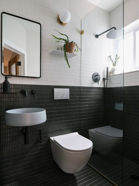 The Layout Tweak That Made This 27-Square-Foot Bathroom Feel Less Mini | domino Built In Vanity, Mini Bad, Concrete Basin, Casa Container, Curved Walls, Tiny Bathrooms, Black Tiles, Wall Mounted Toilet, Main Bathroom