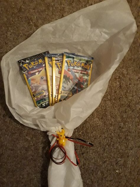 Special gift boy Birthday Gifts For Nerdy Boyfriend, Pokemon Card Bouquet, Pokemon Boyfriend Gifts, Pokemon Gift Ideas Diy, Dragon Ball Gifts, Pokémon Gift Ideas, Pokemon Gifts For Boyfriend, Gifts For Nerdy Boyfriend, Pokemon Bouquet