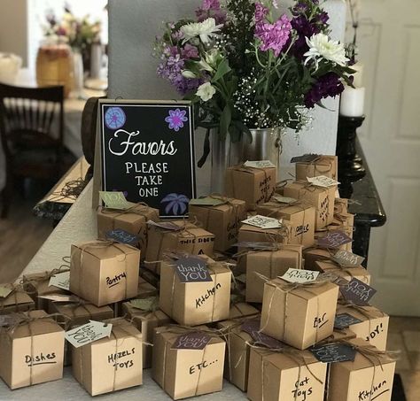 Housewarming Giveaway Ideas, Rustic Housewarming Party Ideas, House Warming Bbq, Farewell Party Favors, Intimate House Warming Party, Moving Theme Party, Party Favors For Housewarming, Housewarming Goodie Bags, Moving Party Decorations