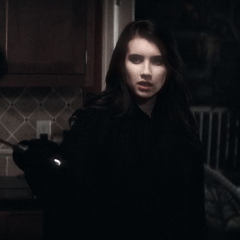 emma roberts as jill roberts in scream 4 (2011) icon mine give creds to chainsaaws Jill Roberts, Scream 4, Scream, A Woman, Hair