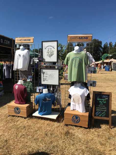 Merch Stand Ideas, T Shirt Display Ideas Booth, Outdoor Booth Design, Pop Up Clothing Display, Clothing Booth Display, Vendor Table Display, Merch Stand, Antique Booth Displays, Stand Feria