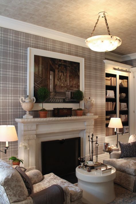 Two patterns can coexist peacefully side by side, and that was evident in David Phoenix's bedroom. He paired a plaid wallpaper on the walls with a lighter pattern on the ceiling using Cowtan & Tout fabrics. Wallpaper Lounge, Tartan Wallpaper, Scottish Homes, Show House, Wallpaper Ceiling, Plaid Wallpaper, Wallpaper Accent Wall, Bathroom Wallpaper, Wallpaper Living Room