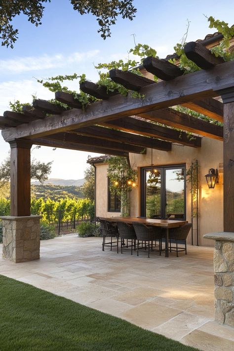 Modern Tuscan vineyard estate with pergola. Check out all of these Tuscan houses that bring the charm of rustic Italian countryside to a dream home. Tuscan Ranch Style Homes, Napa Farmhouse Exterior, Italian Tuscan Home, Italian Country Cottage, Tuscan Inspired Homes, Tuscan Backyard Ideas, Italian Country House Interior, Tuscan Style Backyard, Small Tuscan House