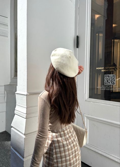 Knitted Beret Outfit, Beret Cap Outfit, Outfit With Beret Hat, Outfits With Berets, White Beret Outfit, Berrets Outfits, Beret Aesthetic, Outfit With Beret, Beret Girl