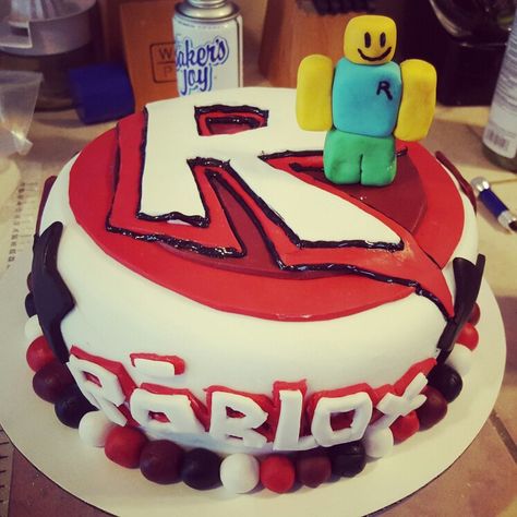 Roblox game cake with Noob figure fondant Roblox Noob Birthday Cake, Roblox Cake Ideas, Recreate Yourself, Roblox Birthday Cake, Roblox Noob, Game Cake, Video Game Cakes, 9th Birthday Cake, Roblox Party