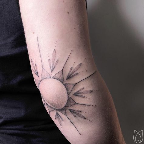 Elbow Sun Tattoo . Handpoke Hamburg by Kokosmaedchen Sunrise Elbow Tattoo, Sun Tattoo Around Elbow, Sunburst Elbow Tattoo, Sun Moon Elbow Tattoo, Elbow Fine Line Tattoo, Sun Around Elbow Tattoo, Sun Tattoo On Elbow, Circle Elbow Tattoo, Sun On Elbow Tattoo