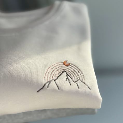 Embroidery For Sweatshirts, Hoodie With Embroidery, Embroidery Sweatshirt Ideas, Hand Embroidery Sweatshirt, Tshirt Embroidery Ideas, Embroidery Minimal, Mountain Embroidery, Hoodie Embroidery, Minimalist Mountain