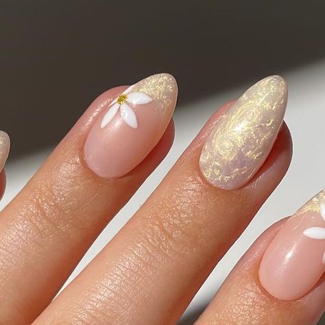 𝗦𝗶𝗺𝘂 ♡ on Instagram: "Swirly golden pearl and flowers 🌼🥰🫧 Swipe left for tutorial👀
Would you wear this nail look?

*all products are linked in the storefront in my bio

___
*affiliate #nailart #pearlnails #springnails #nailsofinstagram #prettynails #nailideas #nailtutorials #nailinspiration #cutenails #simplenails #nailsnailsnails #nails2inspire #weddingnails #bridalnails" Golden Nails, Asian Nails, Nude Nail Designs, Golden Pearl, Simple Gel Nails, Pretty Nail Art Designs, Pearl Nails, Cute Gel Nails, Oval Nails