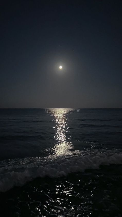 Quiet Pictures Beautiful, Aesthetic Beach Pics At Night, Moon Sky Pictures, Wallpaper Backgrounds Outside, Sea At Night Wallpaper, Beach At Night Aesthetic Wallpaper, Peaceful Pictures Aesthetic, Moon And Sea Aesthetic, Iphone Wallpaper Summer Aesthetic