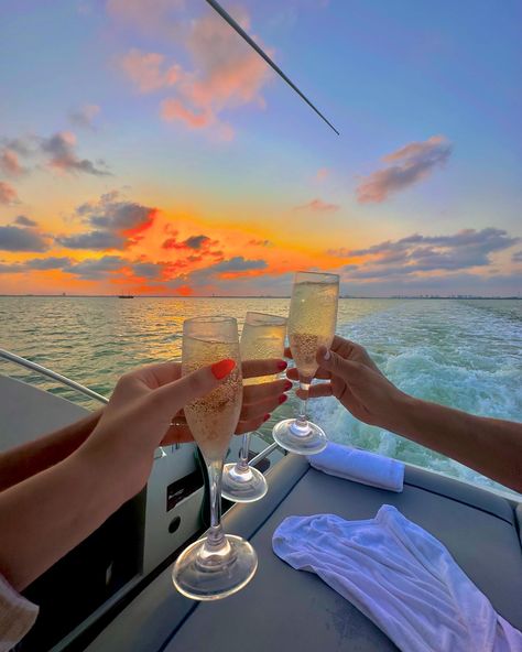 yacht day!!! 🛥️👙🥂🏄🏼‍♀️🦢 Yacht Trip, Yacht Party, Yacht Life, Beautiful Sky, Luxury Yachts, Catamaran, Wedding Party, Instagram