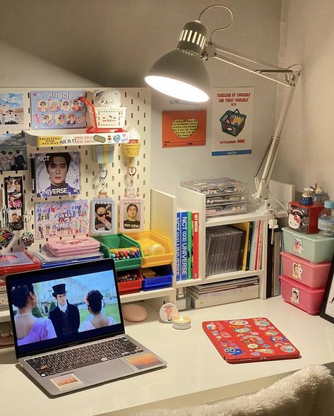 Desk Table Aesthetic, Kpop College Dorm, Nct Room Decor, Kpop Desk Ideas, Room Inspo Kpop, Aesthetic Study Room, Kpop Room Ideas, Kpop Room Decor, Aesthetic Desk Decor