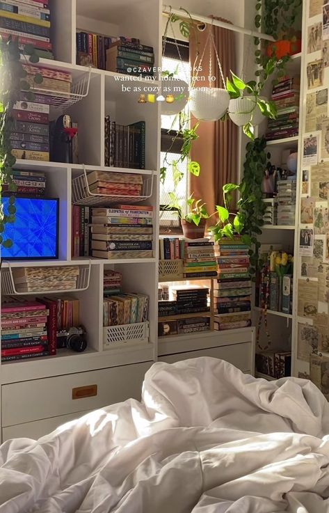 Reader Aesthetic Bedroom, Small Bedroom Ideas With Bookshelves, Book Room Inspiration, Cute Shelf Decor Aesthetic, Aesthetic Room With Bookshelf, Cute Book Storage Ideas, Book Display Ideas Bedroom, Bedroom With Books Aesthetic, Library Inspired Bedroom