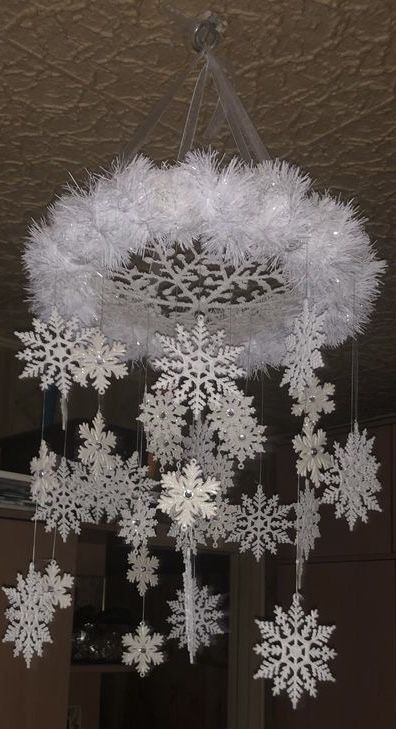 Snow Theme Christmas Decorations, Christmas Chandelier Decor Diy, Christmas Hanging Decorations Ceilings, Diy Christmas Chandelier, Christmas Ceiling Decorations Ideas, Christmas Chandelier Decorations, Snowflake Ceiling, Christmas Chandelier Ideas, Snowflake Chandelier