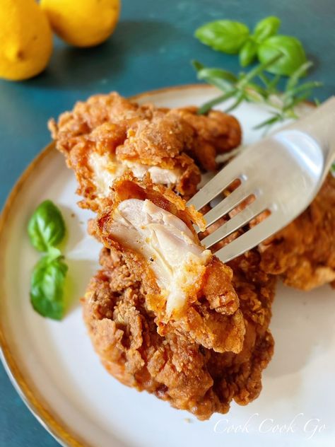 Perfect Easy Fried Chicken for Crispy Juicy Thighs - COOK COOK GO Fried Chicken Thighs Boneless, Fried Chicken Boneless, Fried Chicken Thigh Recipes, Fried Chicken Thighs, Easy Fried Chicken, Perfect Fried Chicken, Homemade Fried Chicken, Crispy Chicken Thighs, Sunday Dinners