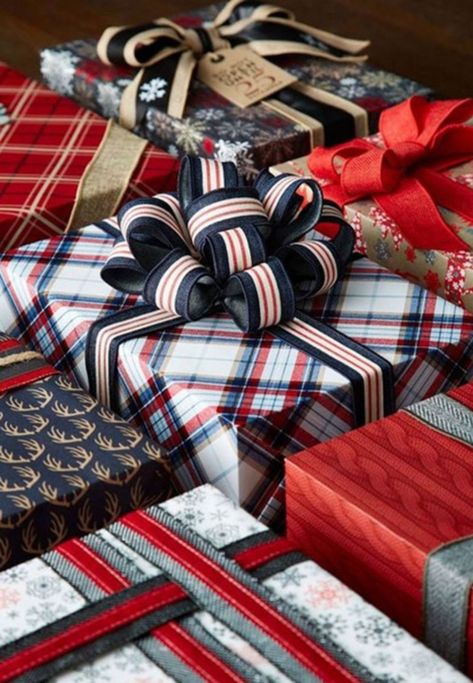 28 ridiculously satisfying pictures of perfectly wrapped Christmas presents Christmas Present Wrap, Wrapped Presents, Satisfying Pictures, Desain Pantry, Christmas Gift Packaging, Gift Wrapping Techniques, Gift Wrapping Inspiration, Unique Gift Wrapping, Holiday Wrap