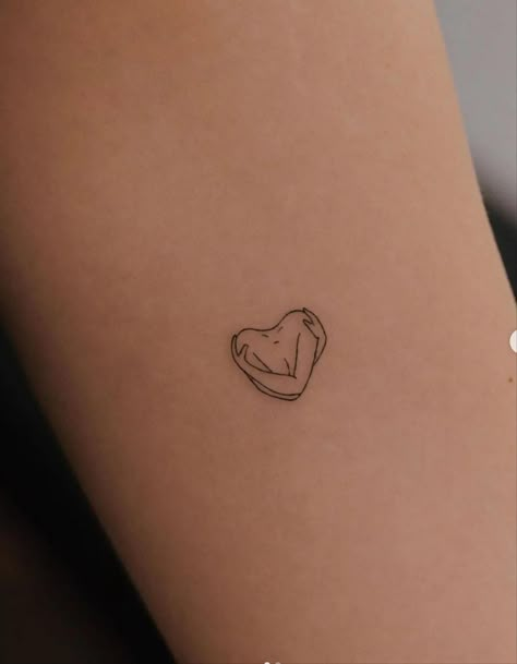 Small Tattoo Ideas On Thigh, Minimalist Tattoos For Women Simple, Minimalist Tattoo Ideas Female, Minimalist Tattoo Thigh, Leg Tattoos Dainty, Minimalist Thigh Tattoo Women, Tattoo Ideas Female Minimalist, Thigh Small Tattoos Women, Upper Thigh Small Tattoo