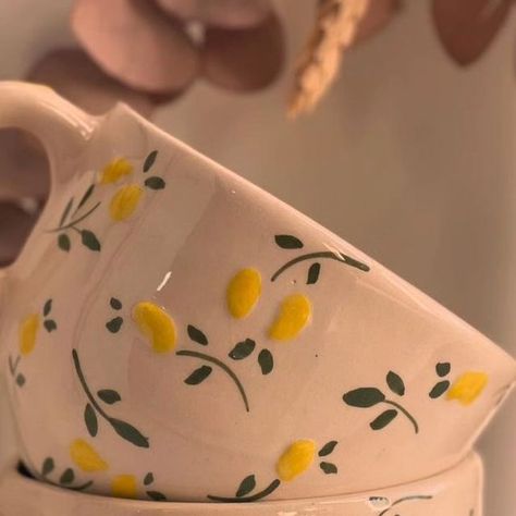 Lemon Painted Pottery, Lemon Pottery Painting, Simple Mug Painting Ideas, Lemon Painting, Glaze Paint, Pottery Painting, Ceramic Mugs, Mug Designs, Ceramic Art