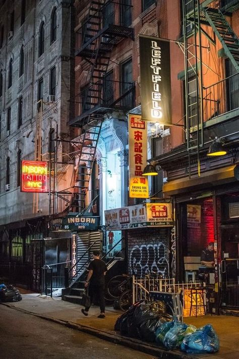 People Street, Punk City Aesthetic, Down Town New York, Busy Street Aesthetic, Run Down City, Industrial City, Nyc Buildings, New York City Alleyway, City Street