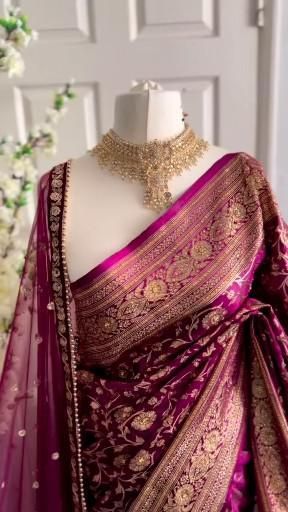 Banarsi Saree Look For Reception, Indian Wedding Reception Saree For Bride, Marathi Wedding Saree, Designer Sarees For Reception Bride, Brides Mother Indian Outfit Saree, Grooms Sister Wedding Outfit, Benarasi Saree Bengali, Benaras Georgette Sarees, Banarsi Saree Wedding