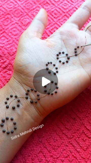 Cute Tiny Henna Tattoos, Beginners Mehandi Design, Simple Back Design Mehndi, Mehedi Design For Beginners, Henna On Feet Design Simple, Mehndi Hacks Simple, Mehandi Designs Kids Simple, Mehndi For Kids Easy, Easy Henna Design For Beginners