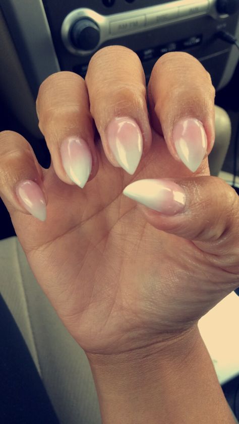 Short pointy stiletto nails! Pink and white ombré effect. Stiletto Nails Pink, Nails Pink And White, Stiletto Nails Short, Nails Shape, Ten Nails, Pointy Nails, Pink Ombre Nails, Gothic Nails, Lovely Nails