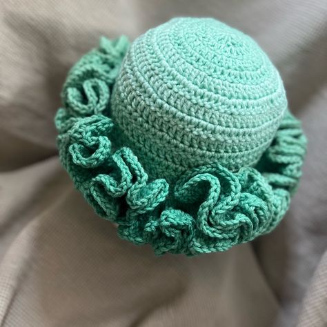 This Is A Handmade Ruffle Hat. It’s In The Color Spearmint (Ombr Greens) With Luxe Ruffles (Big Ruffles) . This Hat Can Be Worn With Big Hair. It Is Made To Fit A Person With The Head Circumference Of 23”. Every Stitch Was Stitched By Me Charlie 1 Horse Hat, Ruffle Hat, Yellow Beanie, Bucket Hat Pattern, Crochet Ruffle, Crochet Edging Patterns, Pink Cap, Crochet Hat Free, Crochet Business