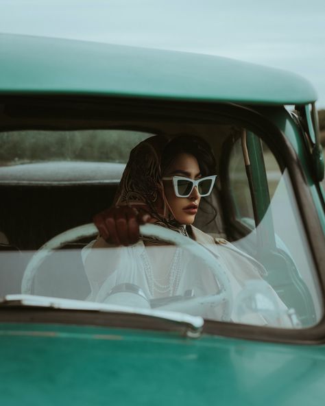 60s Photoshoot, Portland Fashion, Classic Car Photoshoot, Retro Photoshoot, Black Portrait, Carros Vintage, Vogue Vintage, Vintage Photoshoot, Vintage Mode