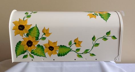 Sunflowers Mailbox painted by AV. Painted Mailbox, Mailbox Garden, Painted Mailboxes, Diy Mailbox, Mailbox Design, Mailbox Decor, Sunflower Decor, Sunflower Painting, Summer Crafts