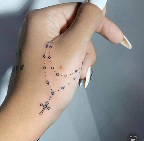 Tato Salib, Feminine Tattoo Ideas, Membentuk Alis, Tato Minimal, Tato Jari, Cross Tattoos For Women, Tattoo Schrift, Hand And Finger Tattoos, Pretty Hand Tattoos