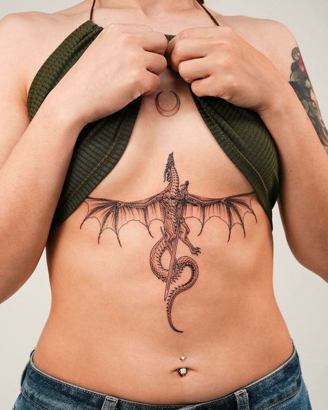 Sternum Tattoo Design, Underboob Tattoo Designs, Dragon Tattoo For Women, Underboob Tattoo, Fantasy Tattoos, Skeleton Tattoos, Inspiration Tattoos, Tattoos Geometric, Stomach Tattoos