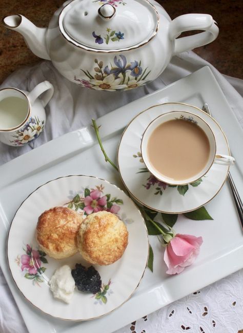 afternoon tea scones with tea Afternoon Tea Scones, Princess Lessons, Tea Scones, English Scones, British Tea, Chocolate Caliente, Scone Recipe, A Cup Of Tea, Tea Parties