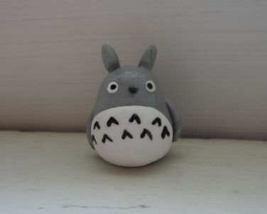 Totoro Polymer Clay by Natsumi-love Totoro Clay Diy, Totoro Polymer Clay, Clay Totoro, Foam Clay Ideas, Totoro Clay, Fimo Kawaii, Clay Models, Sculpting Ideas, Clay Pins