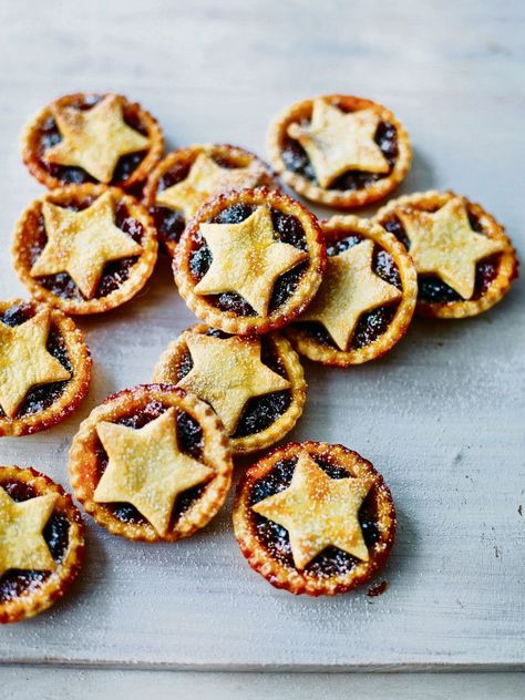 Mary Berry's mince pies are sure to be a hit this Christmas Mary Berry Mince Pies, Fruit Mince Pies, Lunch Kids, Mince Pie Recipe, Mince Pies Christmas, Mary Berry Recipe, Mince Pie, British Baking, British Bake Off