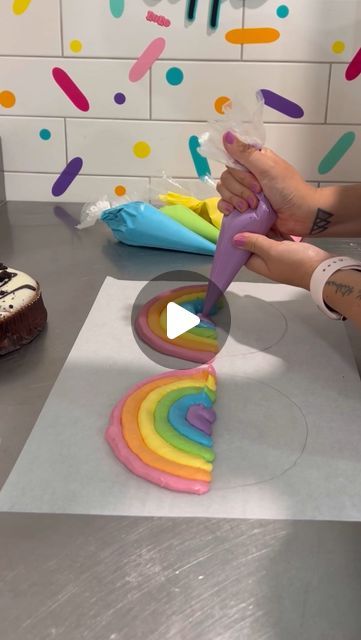 Cute Unicorn Party Ideas, Diy Rainbow Cake Easy, Rainbow Bday Decorations, Crazy Cakes Videos, Unicorn Baking Ideas, Cool Cakes Ideas, Simple Rainbow Unicorn Cake, Diy Rainbow Cake Decorating, Cake With Rainbow On Top