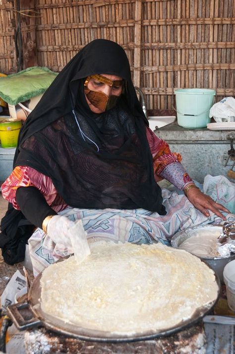 Bedouin Aesthetic, Bedouin Woman, History Uae, Bedouin Tent, Community Women, Uae National Day, Persian Gulf, Arabian Art, Arab Culture