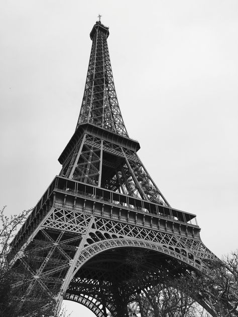 Eiffel Tower Aesthetic Black And White, Eiffel Tower Portraits, Paris Black And White Photography, Black Esthetics, Europe Black And White, Eiffel Tower Black And White, Eiffel Tower Aesthetic, White Photo Wall, Black And White Paris