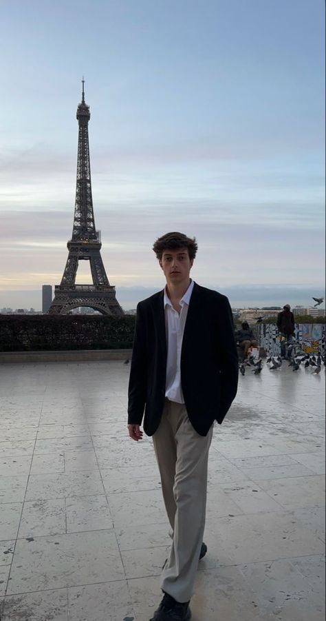 What to Wear in Paris: Your Ultimate Guide to Chic & Appropriate Attire | European Fashion Paris Aesthetic Men, Paris Boy Aesthetic, French Men Aesthetic, Men In Paris, Paris Summer Outfits, Old Money Aesthetics, Pose Picture, French Outfits, Paris Outfit Ideas