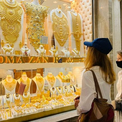 Gold shopping in Dubai: Everything you need to know - Tripadvisor Shopping In Dubai, Today Gold Price, Jewelry Shop Display, Gold Souk, Jobs In Dubai, Dubai Airport, Buy Gold Jewelry, Dubai Shopping, Buying Gold