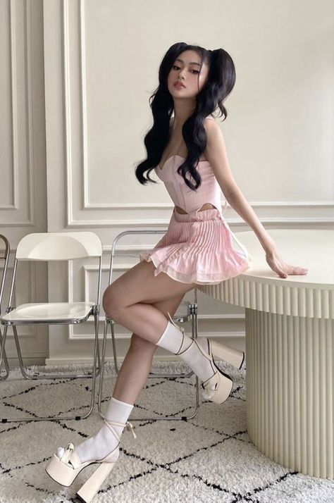 Coquette Poses Ideas, Kpop Pink Outfit, Pink High Heels Outfit, True Beauty Outfits, Kpop Poses, Girly Pose, Girly Outfits Classy, Kpop Coquette, High Clothes