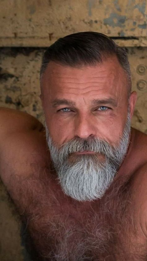 Sexy men Barba Hipster, Old Man Pictures, Older Mens Hairstyles, Man With A Beard, Mens Hairstyles Medium, Grey Beards, Handsome Older Men, Beard Hairstyle, Beard Tattoo