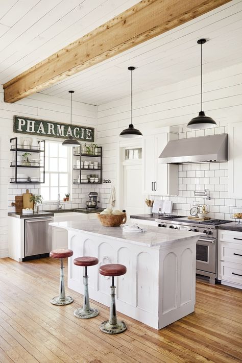 Joanna Gaines Opens the Door to Her Dreamy Family Farmhouse Joanna Gaines Farmhouse Kitchen, Stile Joanna Gaines, Kitchen Joanna Gaines, Gaines Kitchen, Joanna Gaines Kitchen, Joanna Gaines House, Gaines Farmhouse, Dapur Rustic, Joanna Gaines Farmhouse