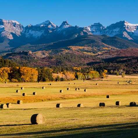 Many are drawn to the luxury ranch lifestyle because of the nostalgic, romantic feel that can be associated with the lifestyle. The large, untouched swaths of land add to its wild beauty, and the simpler life has a strong pull. Read about “Home on the Range” and why the wealthy are drawn to it. Colorado Ranch, Luxury Ranch, Casa Country, Home On The Range, Ranch Life, Big Sky, Ranch Style, The Ranch, Pretty Places