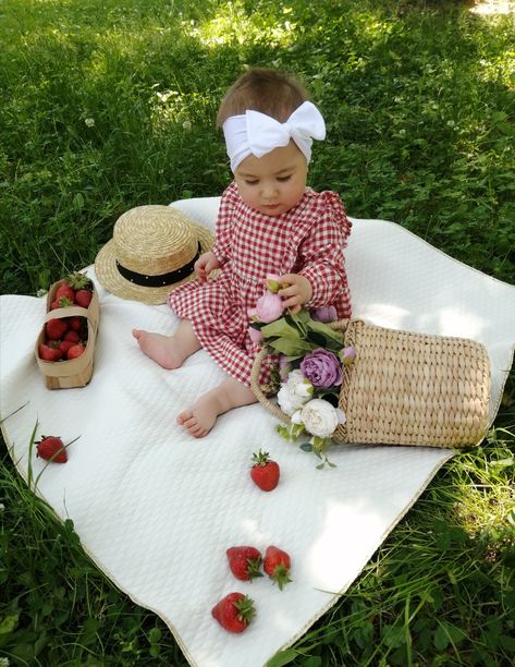 1st Birthday Photo Shoot Ideas Strawberry, Strawberry Monthly Photo, Outdoor Strawberry Photoshoot, Picnic Photoshoot With Baby, First Birthday Strawberry Theme Photoshoot, May Photoshoot Ideas Baby, June Baby Monthly Picture, 6 Month Baby Picture Ideas February, 8 Month Old Picture Ideas