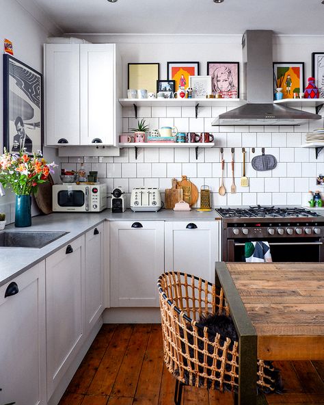 Find out 10 ways to add personality to your rented kitchen in a rental home without losing your deposit. It's all about your personality! Butcher Block Kitchen Countertops, Brown Cupboards, Funky Kitchen, Rental Kitchen, Butcher Block Kitchen, Flat Decor, Eclectic Kitchen, Apartment Kitchen, Add Personality