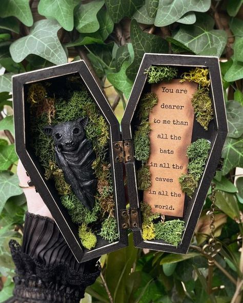 Diy Halloween Coffin, Gothic Crafts, Coffin Decor, Horror Crafts, Halloween Coffin, Halloween Miniatures, Arte Inspo, Craft Night, Miniature Crafts